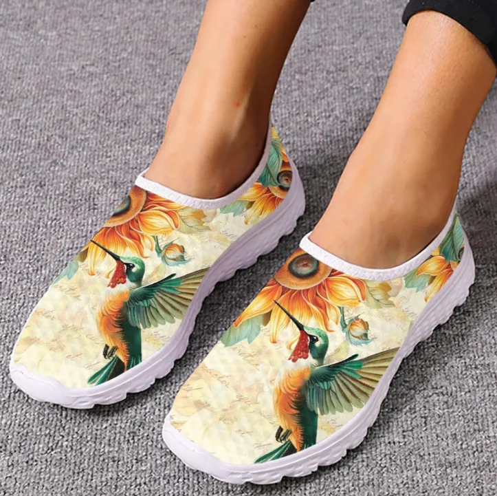 Women Shoes Tennis - حذاء لوفرز بطبعة طائر الطنان وعباد